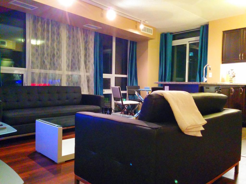Napa Furnished Suites At Cn Tower & Maple Leaf Square Торонто Стая снимка